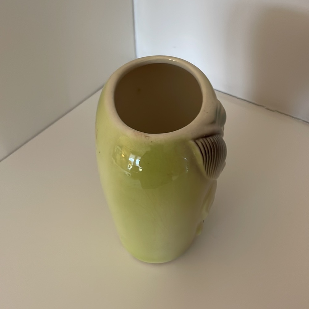 Vintage Royal Copley, MCM chartreuse vase with leaf detail. Excellent condition! - Picture 3 of 11